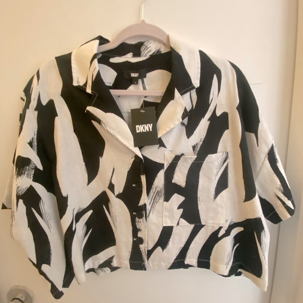 BRAND NEW! size M DKNY abstract black and white print button down collared shirt